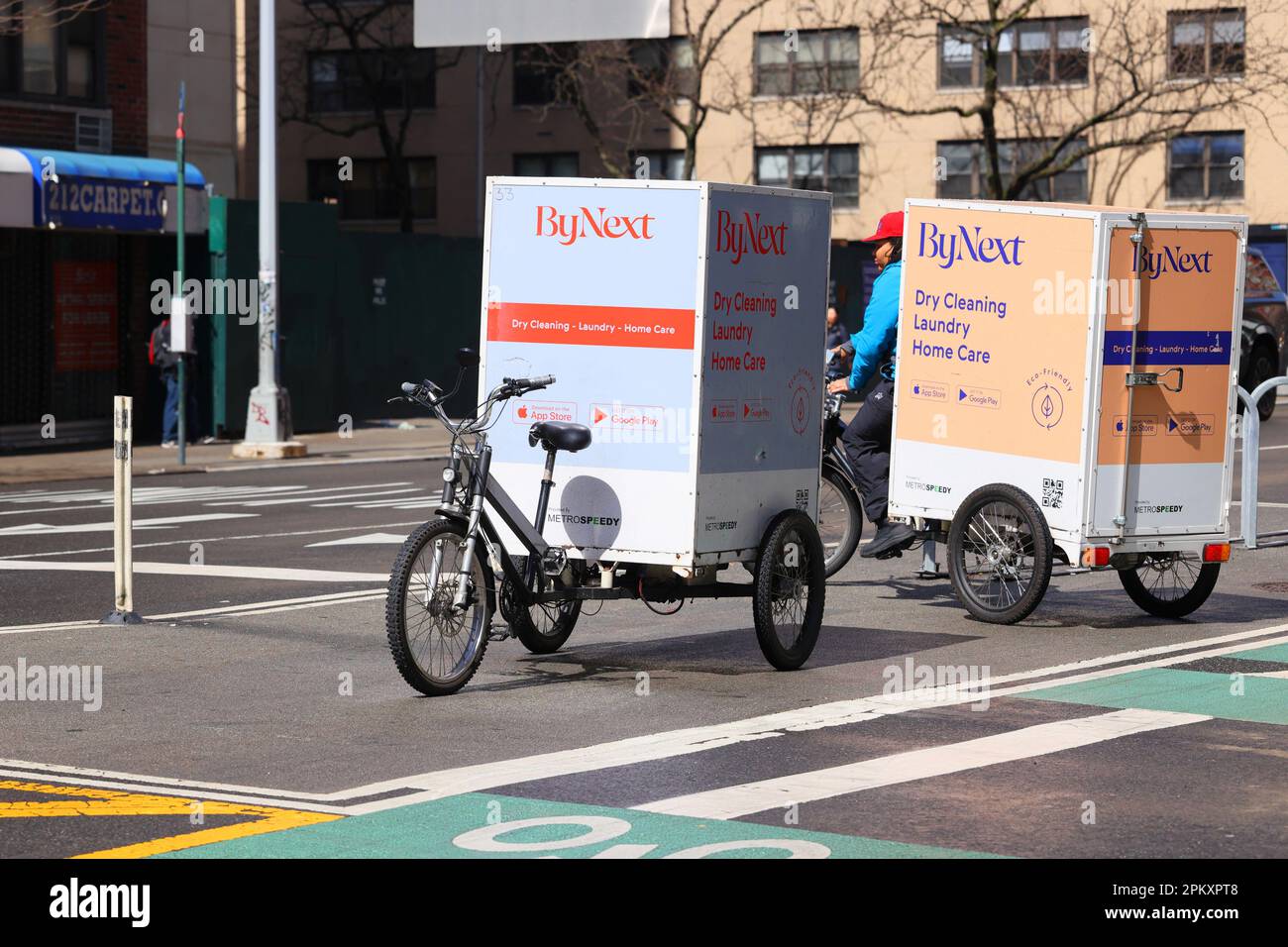 ByNext chemische Reinigung und Wäscherei Pedal Unterstützung elektrische Ladung Trikes, Lastenrad in New York City. Stockfoto