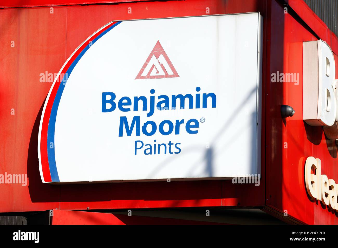 Benjamin Moore malt Beschilderung auf der Markise eines Lackierladens Stockfoto
