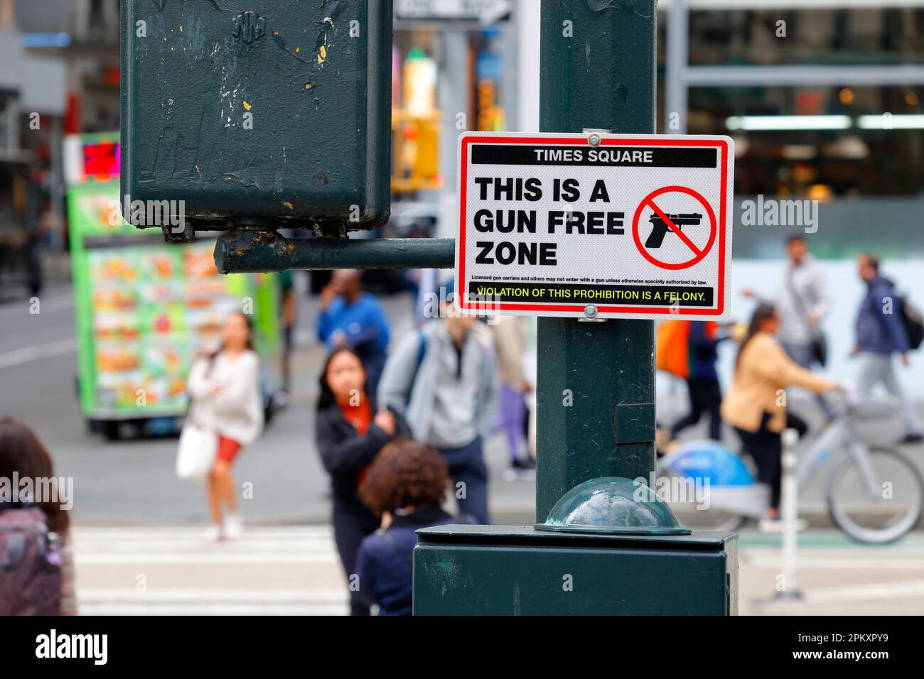 05. April 2023, New York, Ein Schild mit der Aufschrift „Times Square This is a Gun Free Zone“ verkündet den Times Square in Midtown Manhattan, einen waffenfreien Bereich. (Weitere Informationen) Stockfoto