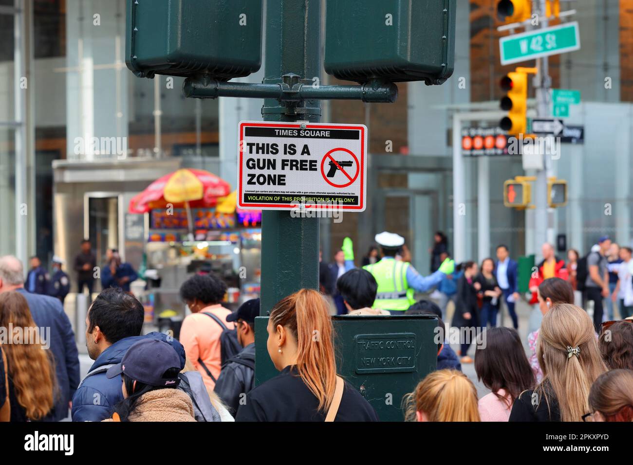 05. April 2023, New York, Ein Schild mit der Aufschrift „Times Square This is a Gun Free Zone“ verkündet den Times Square in Midtown Manhattan, einen waffenfreien Bereich. (Weitere Informationen) Stockfoto
