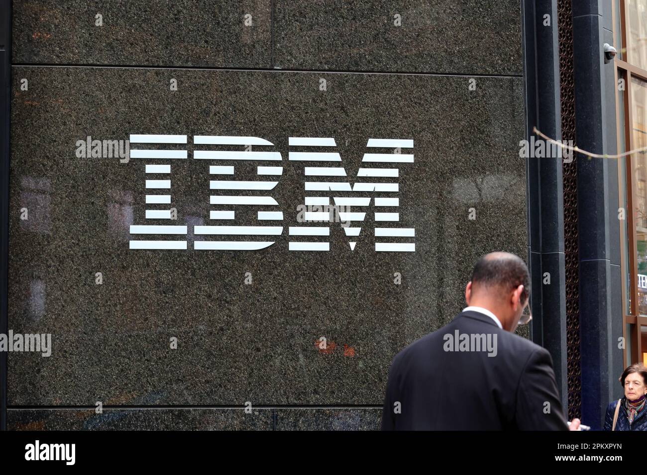 Ein Geschäftsmann geht am IBM-Gebäude in der Madison Ave 590, New York, in Midtown Manhattan vorbei. Stockfoto