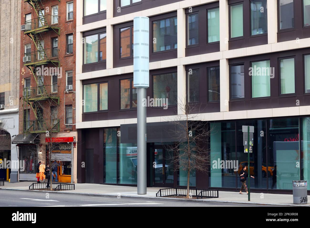 Ein LinkNYC Link5G 5G WLAN-Kiosk in Manhattans East Village, New York. Die gigantischen 32 Meter langen Smartpole ersetzen ältere ... (Weitere Informationen) Stockfoto