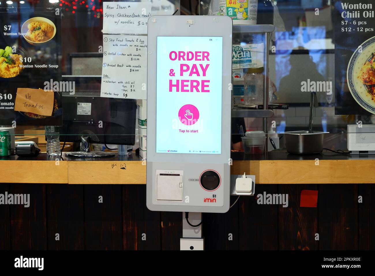 Ein Chowbus Point of Sales Kiosk mit einer Imin S1-Bestellposition mit quadratischem kontaktlosen Kartenleser für digitale Bestellungen und Bezahlung von Lebensmitteln. Stockfoto