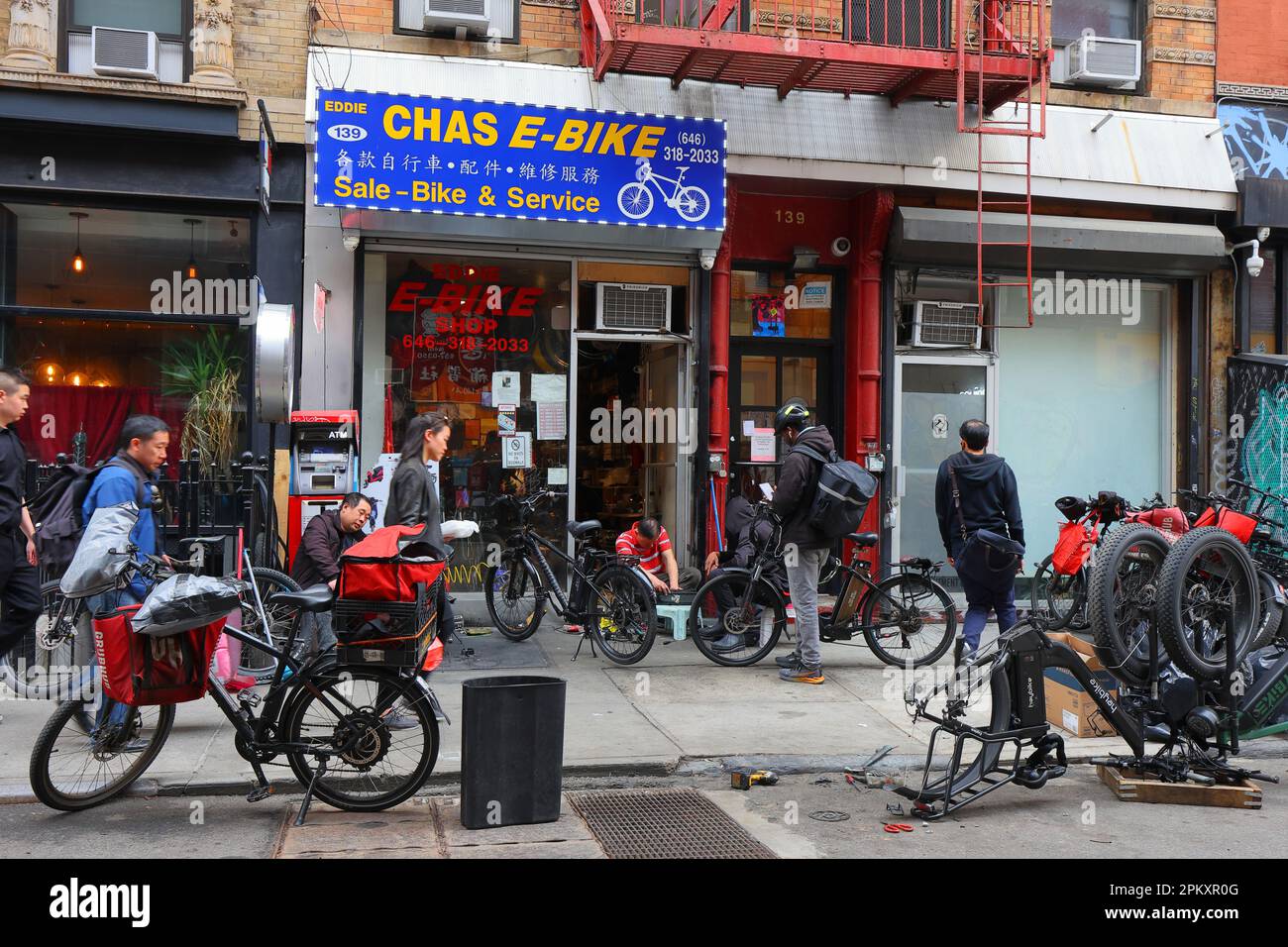 E-Bike-Verkaufs- und Reparaturwerkstatt, 139 Eldridge Street in Manhattan Chinatown, New York. Stockfoto