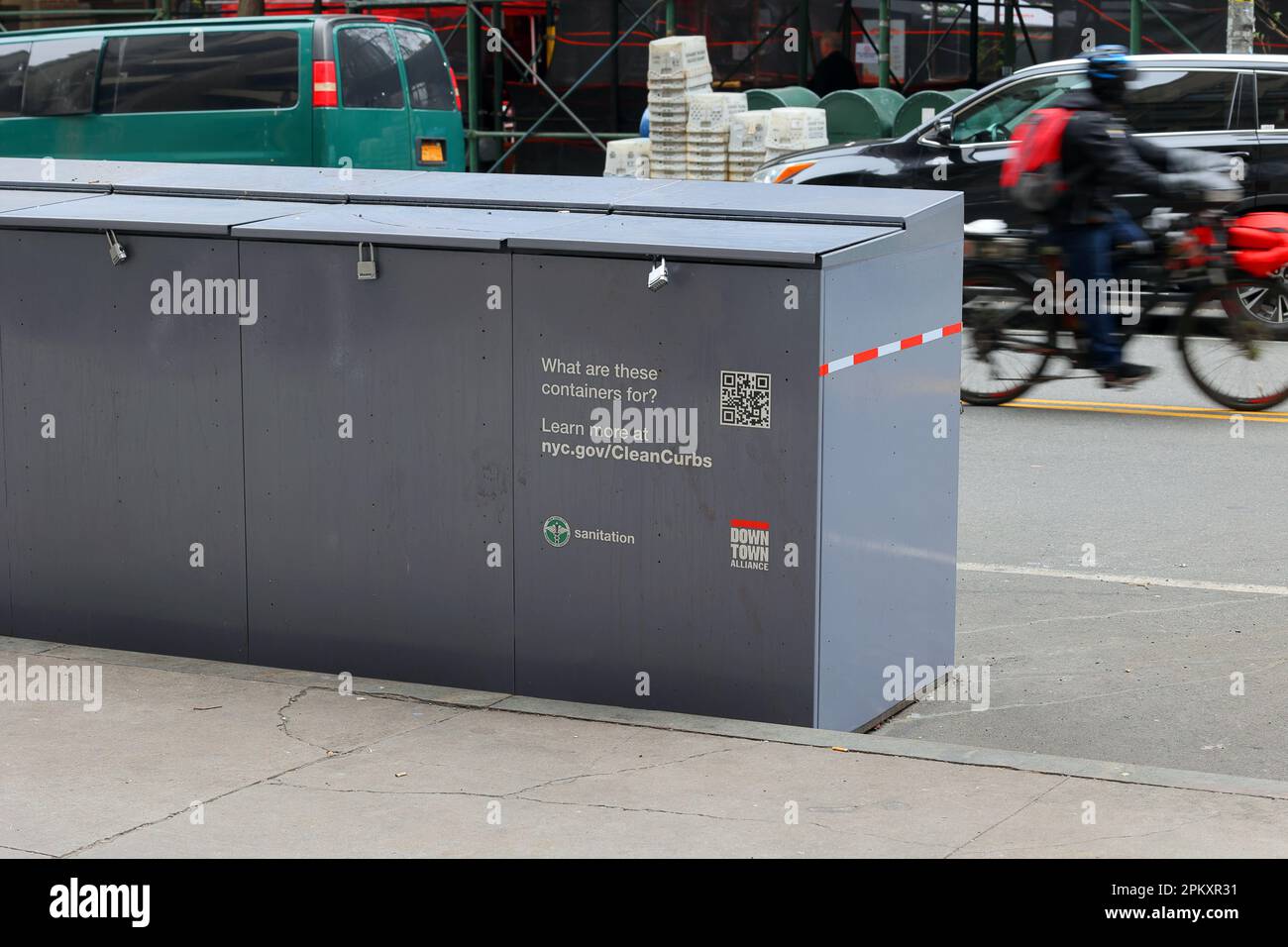 Rattensichere Behälter, die im Rahmen des New Yorker Programms „Clean Curbs“ für die vorübergehende Lagerung von Müllsäcken bis zur Müllabfuhr zugelassen sind. Stockfoto