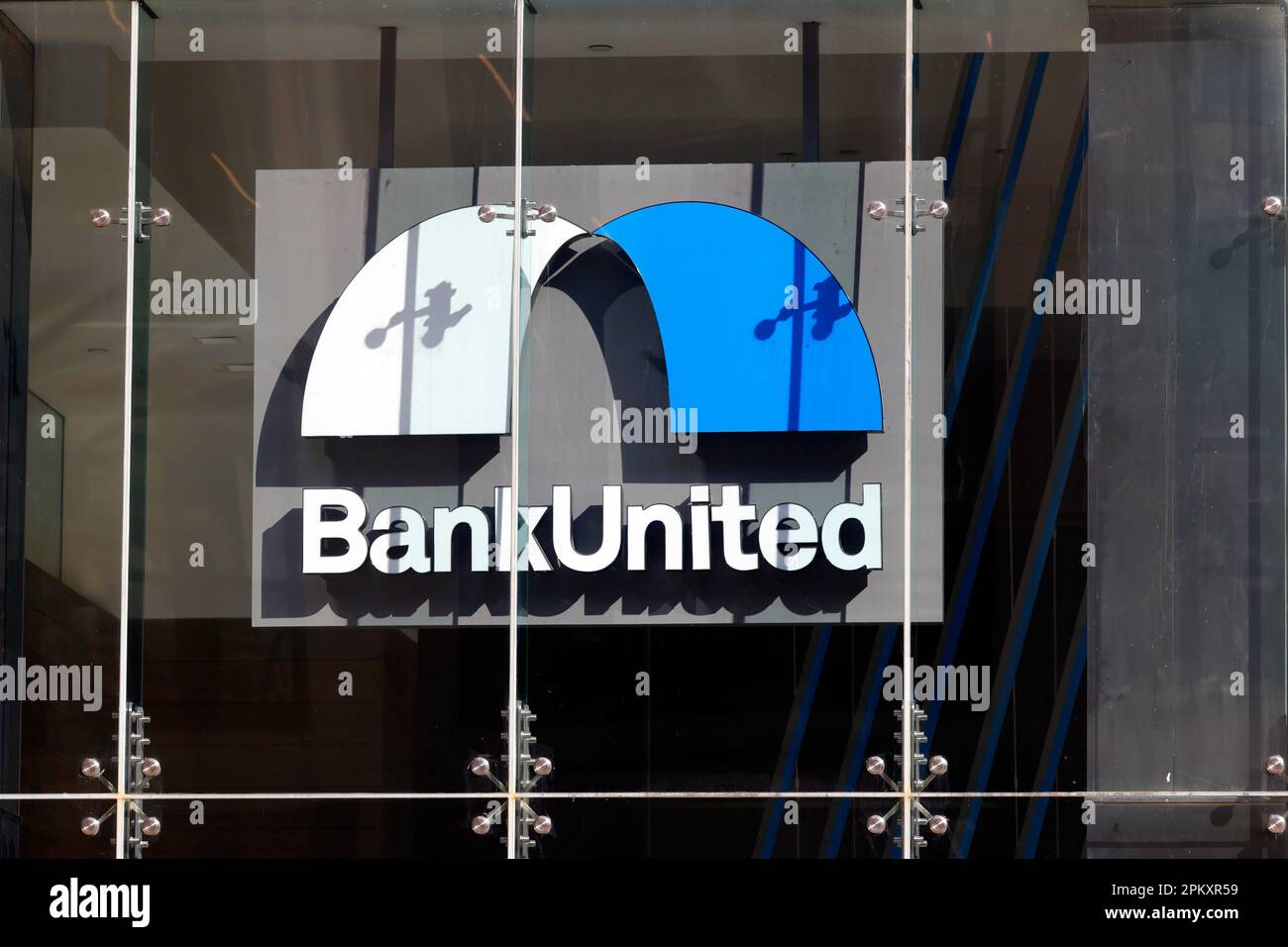 Das Logo von BankUnited ist durch das Fenster einer ihrer Filialen zu sehen. Stockfoto