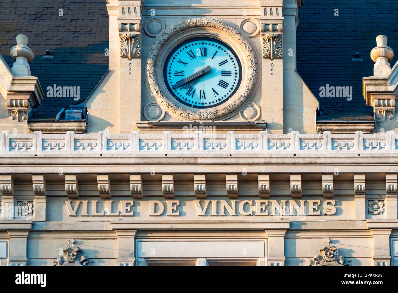 Detail des Rathauses von Vincennes, Frankreich, mit einem Schild „Stadt Vincennes“ auf Französisch Stockfoto