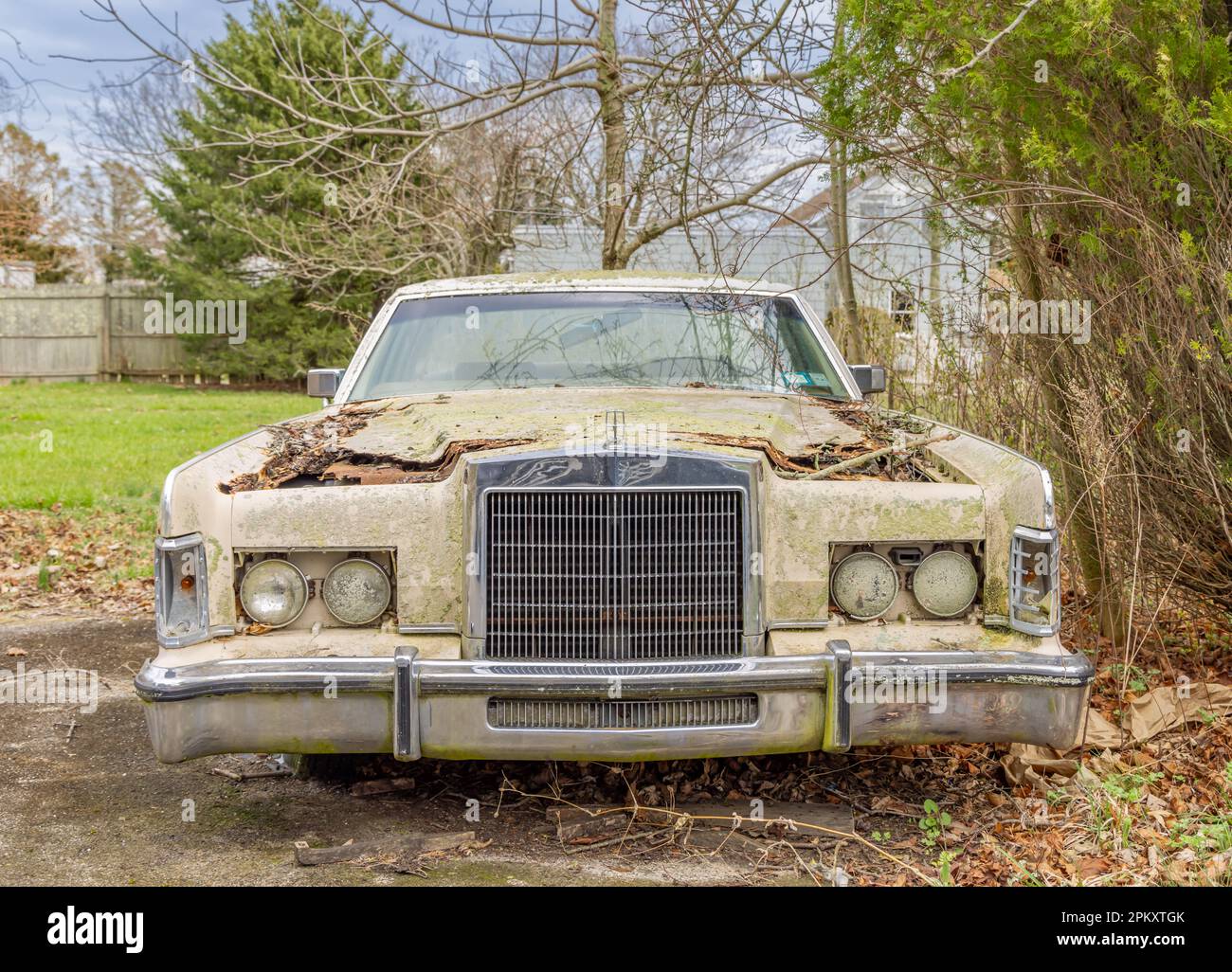 Verlassener Lincoln Continental Stadtwagen Stockfoto
