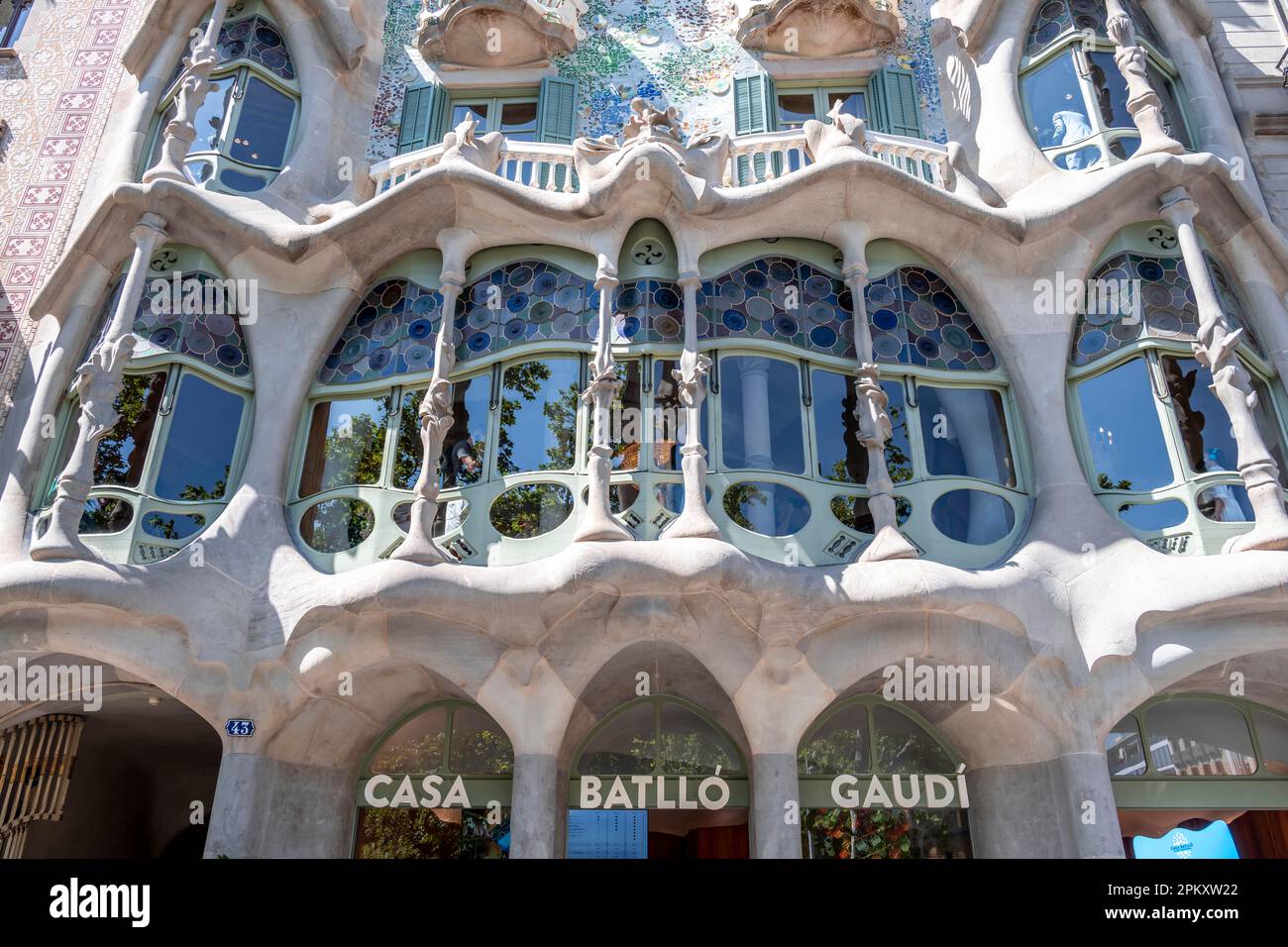 Geschwungene, farbenfrohe Fenster, kunstvolle Fassade des Casa Batllo von Antoni Gaudi, Passeig de Gracia, Barcelona, Katalonien, Spanien Stockfoto