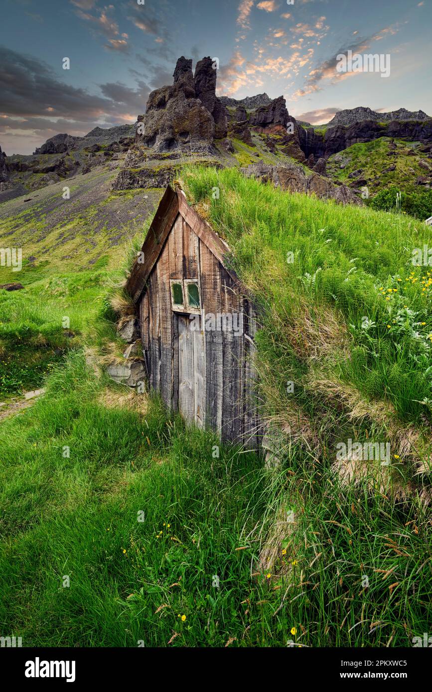 Nupsstaoakirkja-Kirche mit Grasdach. Island Stockfoto