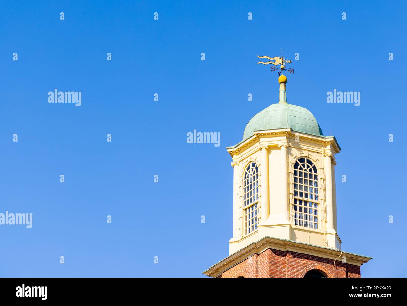 Der gelbe Kirchturm St. John's Episkopal Church Stockfoto
