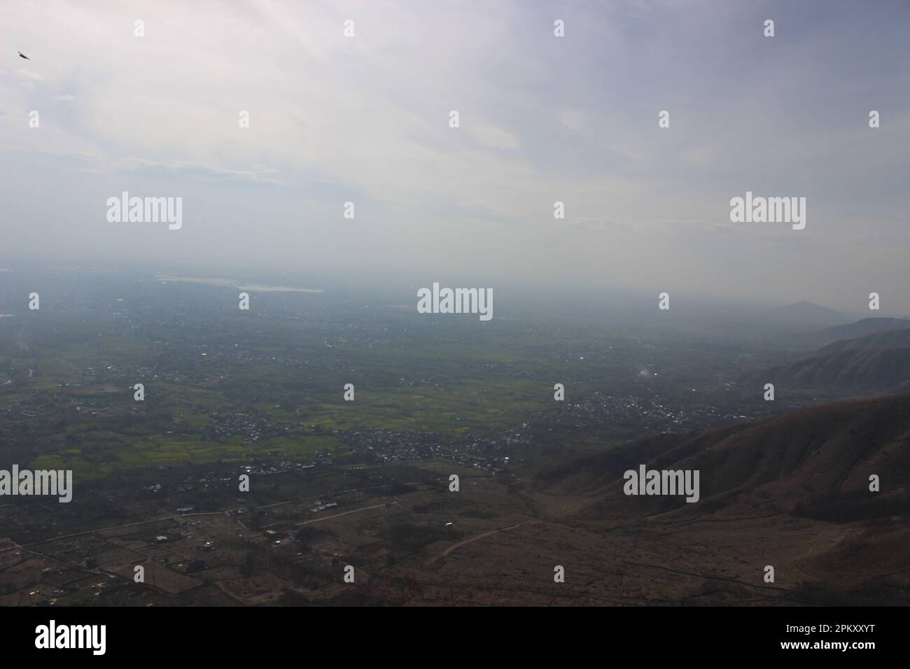 10. April 2023, Srinagar, Jammu und Kaschmir, Indien: Astanmarg, Ein bereicherndes Reiseziel auf der Zabarwan Reihe der Srinagar Indian Side von Kaschmir ist hervorragend, neben anderen atemberaubenden Orten, die man besuchen kann. Was diesen Ort von den übrigen Orten trennt, ist, dass er für einen großen Teil der Einheimischen und Touristen, die die indische Seite von Kaschmir besuchen, nur 24 km vom Stadtzentrum Lal Chowk, Dieser Ort bietet eine Vielzahl großartiger Perspektiven mit Dal Lake, Dargah-Schrein und zahlreichen anderen Orten. Eine bergauf 3 Kilometer von der Promine entfernt Stockfoto