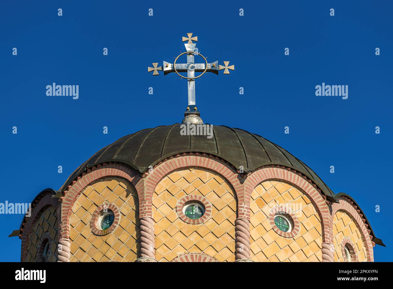 Großes religiöses Kreuz auf der Kuppel einer orthodoxen Kirche, selektiver Fokus Stockfoto