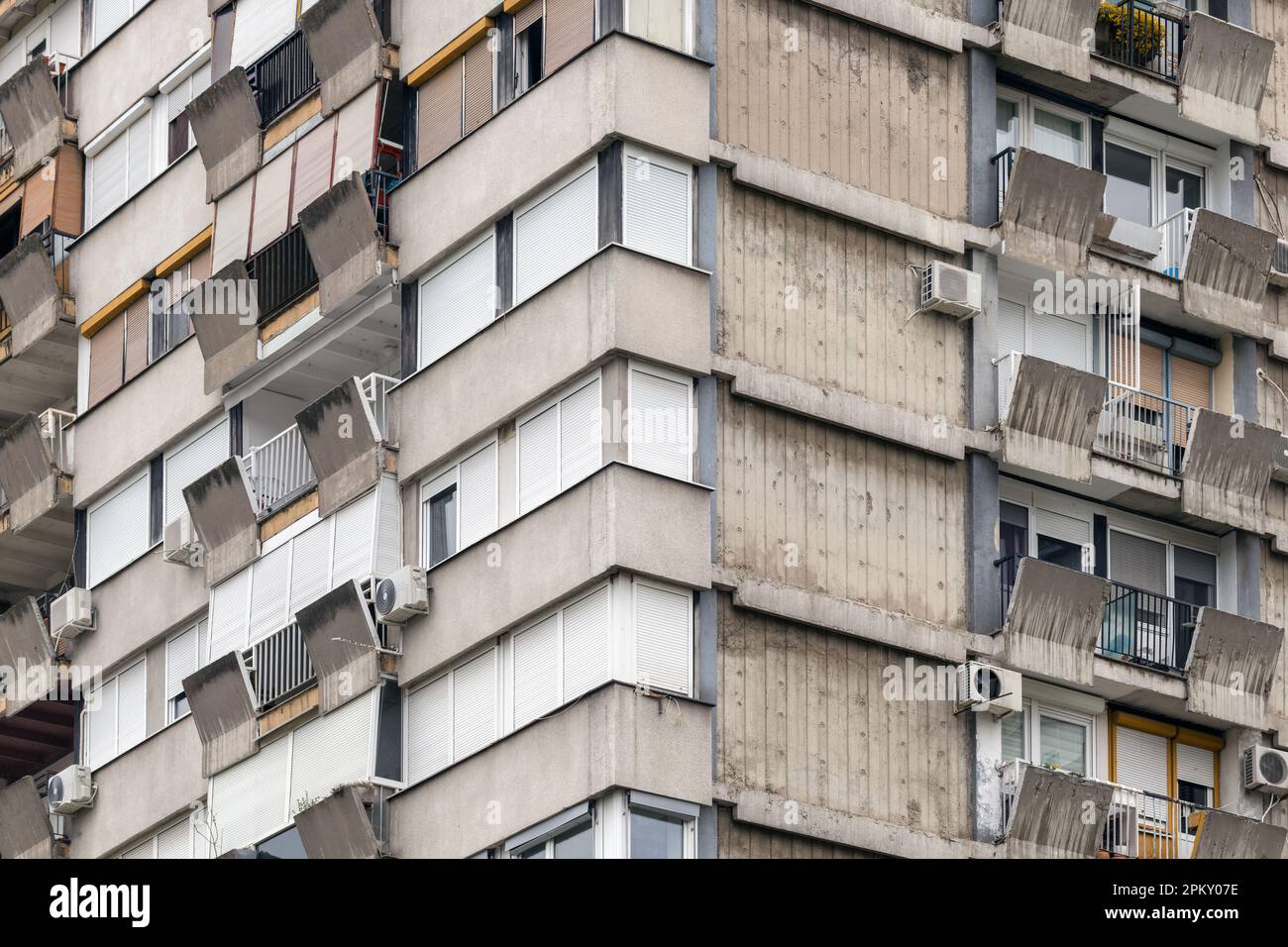 Beispiel für Brutalistische Architektur, Hochhaus-Wolkenkratzer aus Beton mit Klimaanlagen an der Fassade Stockfoto