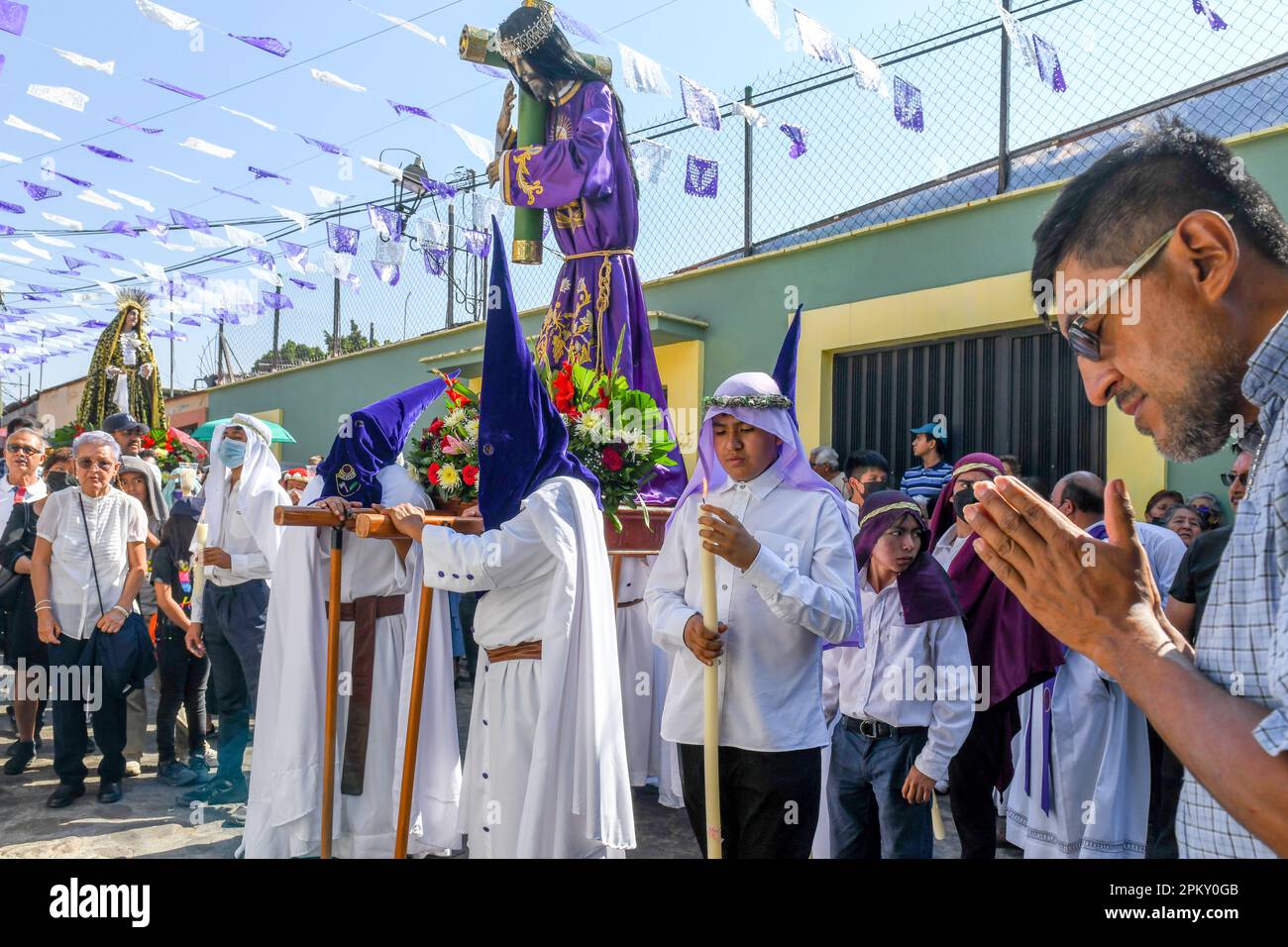 Gemeindemitglieder beten während der Karfreitags-Silent-Prozession in Oaxaca, Mexiko, vor den Altänen der Nachbarschaft Stockfoto