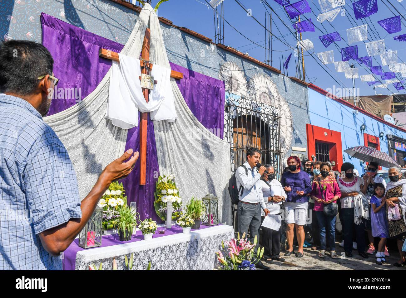 Gemeindemitglieder beten während der Karfreitags-Silent-Prozession in Oaxaca, Mexiko, vor den Altänen der Nachbarschaft Stockfoto