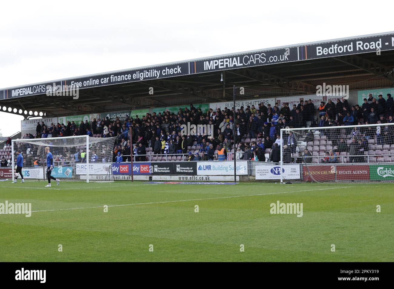 Northampton, Großbritannien. 10. April 2023 Gillingham-Fans vor dem Spiel der Sky Bet League 2 zwischen Northampton Town und Gillingham am Montag, den 10. April 2023 im PTS Academy Stadium in Northampton. (Foto: John Cripps | MI News) Guthaben: MI News & Sport /Alamy Live News Stockfoto