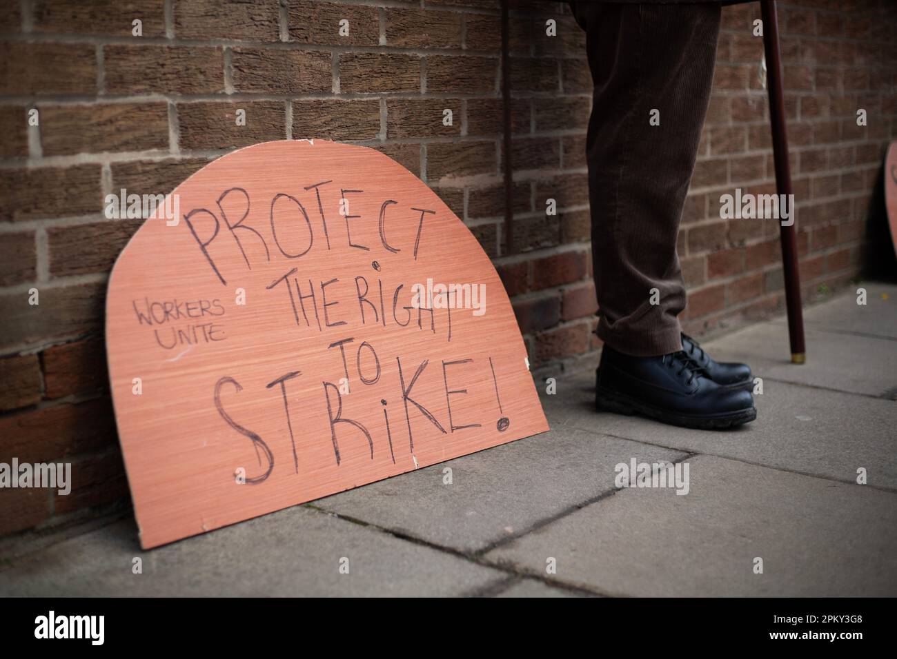 A Protect The Right to Strike wird vor dem York Job Center in York, North Yorkshire, eine offizielle Streikpostenlinie abgestreikt, während die Arbeiter auf den größten s streiken Stockfoto