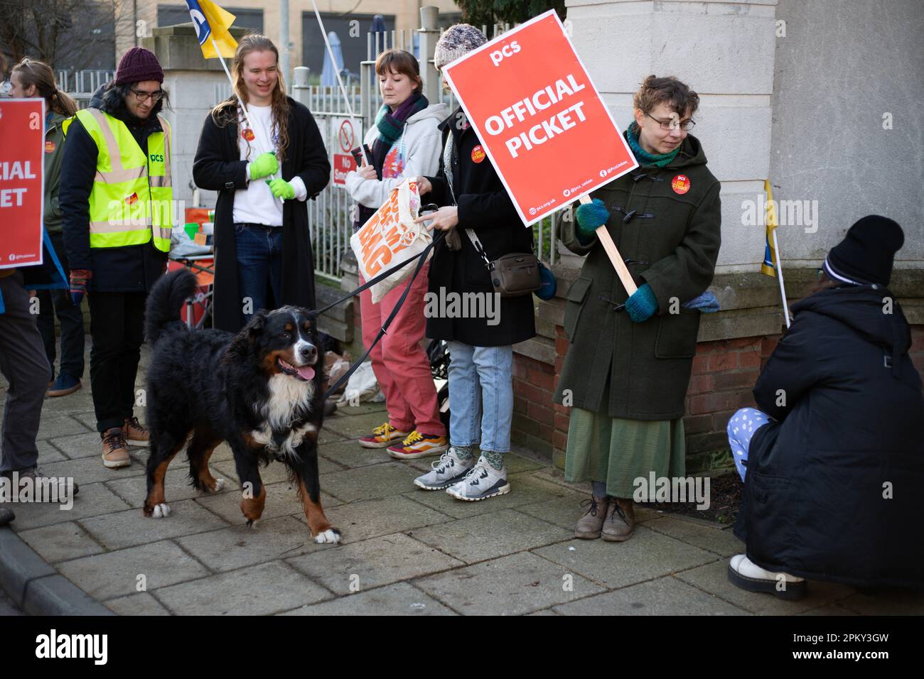 Beamte, die als Arbeiter eine offizielle Streikpostenlinie außerhalb der DEFRA (Department for Environment, Food & Rural Affairs in York, North Yorkshire) angreifen Stockfoto