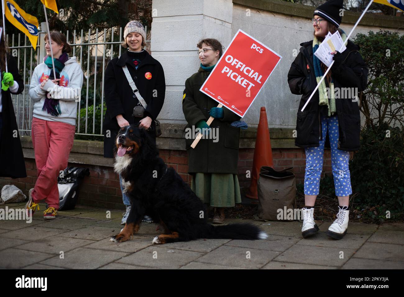 Beamte der PCS Union an einer offiziellen Streikpostenlinie vor den Büros der DEFRA (Department for Environment, Food & Rural Affairs) in York, Nr. Stockfoto
