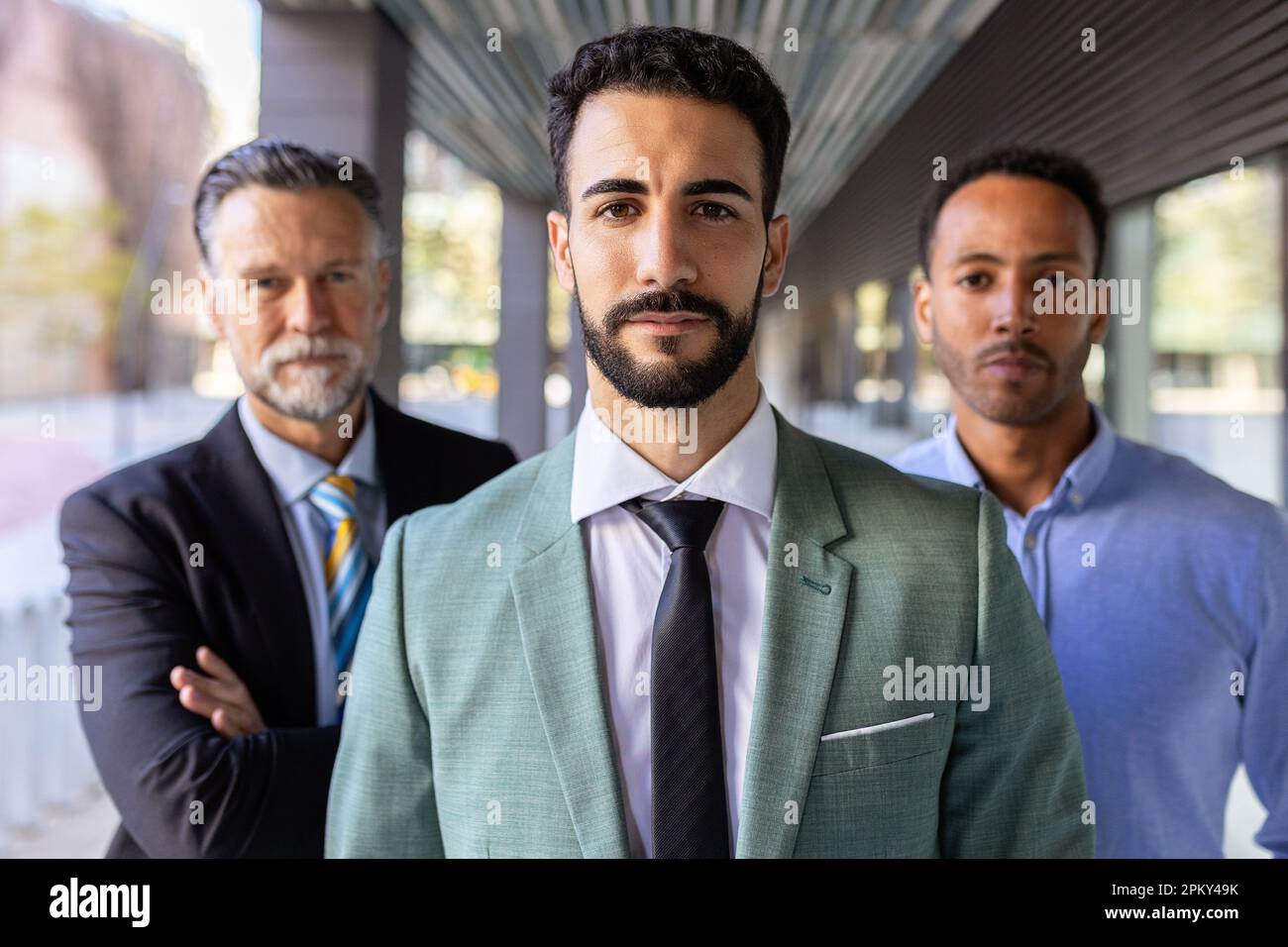 Erfolgreiches Porträt eines Unternehmensteams männlicher Kollegen, die auf die Kamera schauen Stockfoto