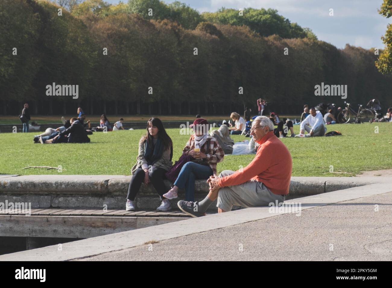 Ruhiger Tag in den Schlossgärten von Versaille - Menschen hängen am See herum Stockfoto