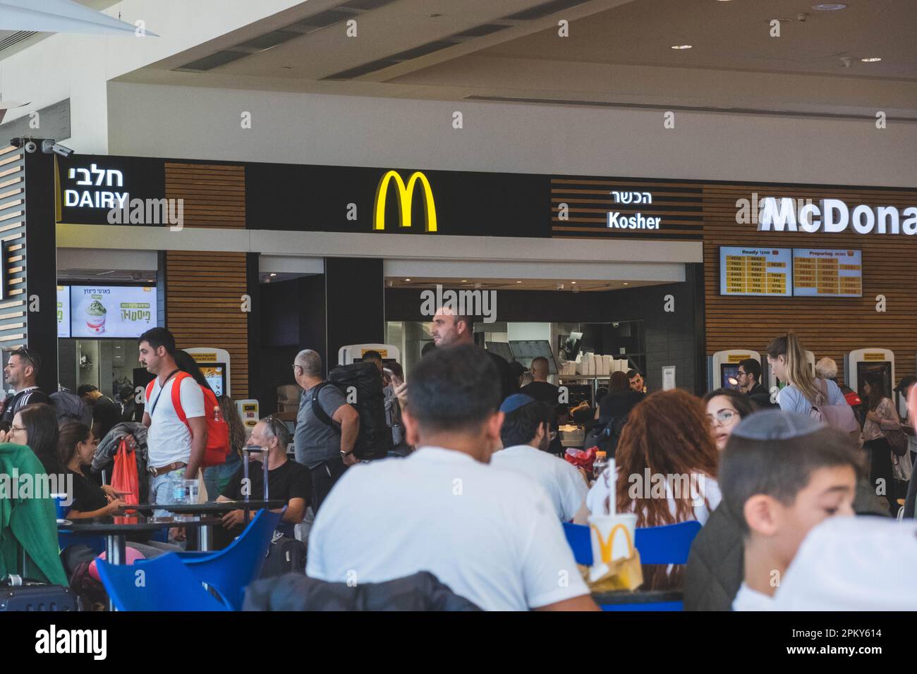 McDonald's-Filiale im Ben Gurion Airport, Israel, wo viele Dairy- und Kosher-Köstlichkeiten genießen Stockfoto