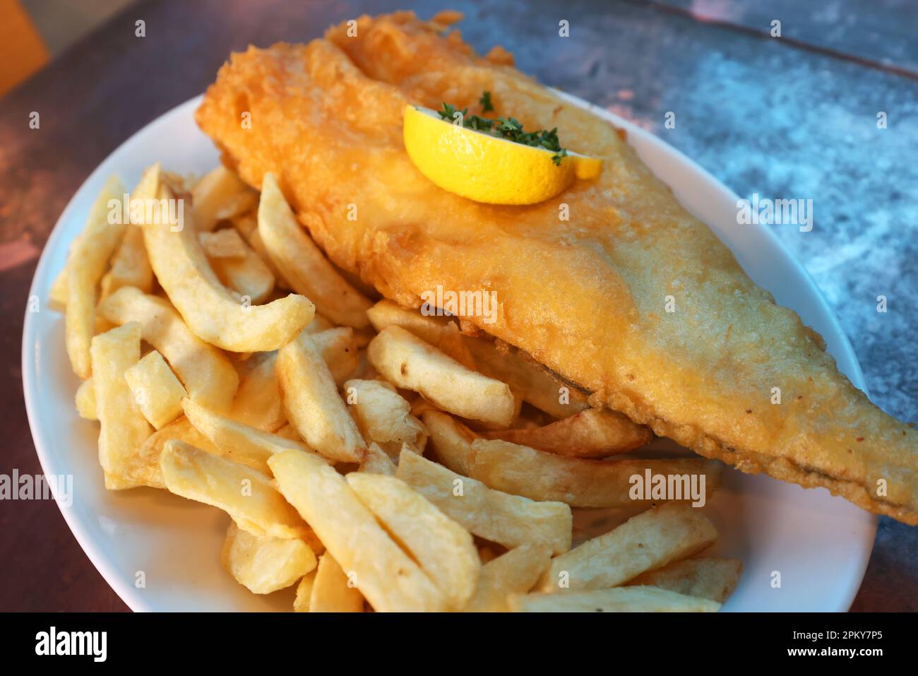 Ein köstlicher Teller mit Fish and Chips in einem Restaurant in Portsmouth, Hampshire, Großbritannien. Stockfoto