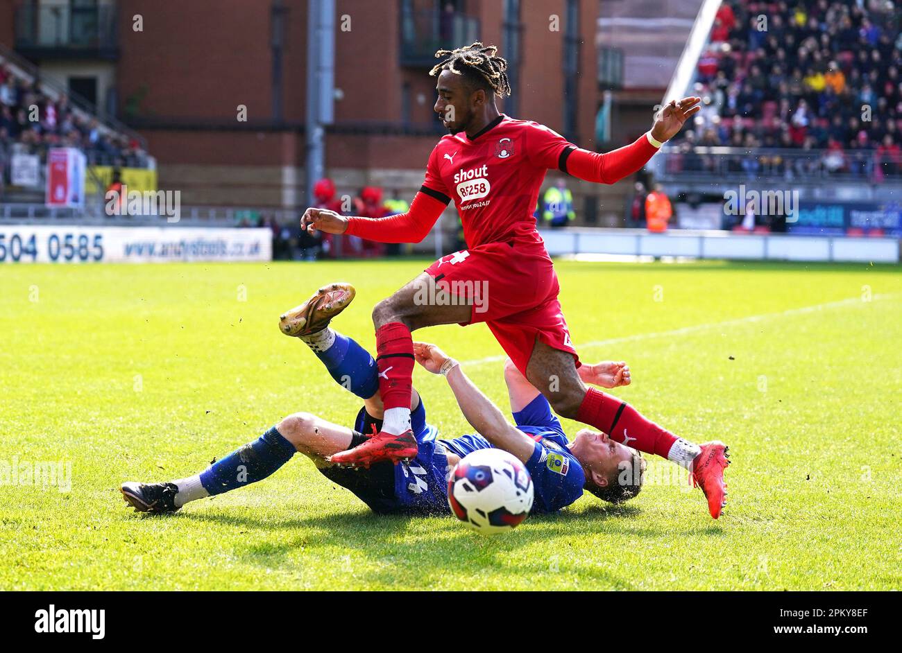 Toby Sims von Harrogate Town (links) tritt gegen Jayden Sweeney von Leyton Orient während des Spiels Sky Bet League Two in Brisbane Road, London, an. Foto: Montag, 10. April 2023. Stockfoto