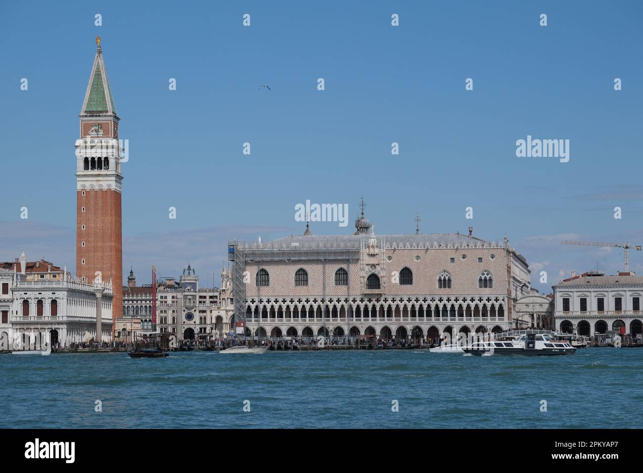 Blick auf das Markusbecken und den Dogenpalast in Venedig, Italien, 9. April 2023. Stockfoto