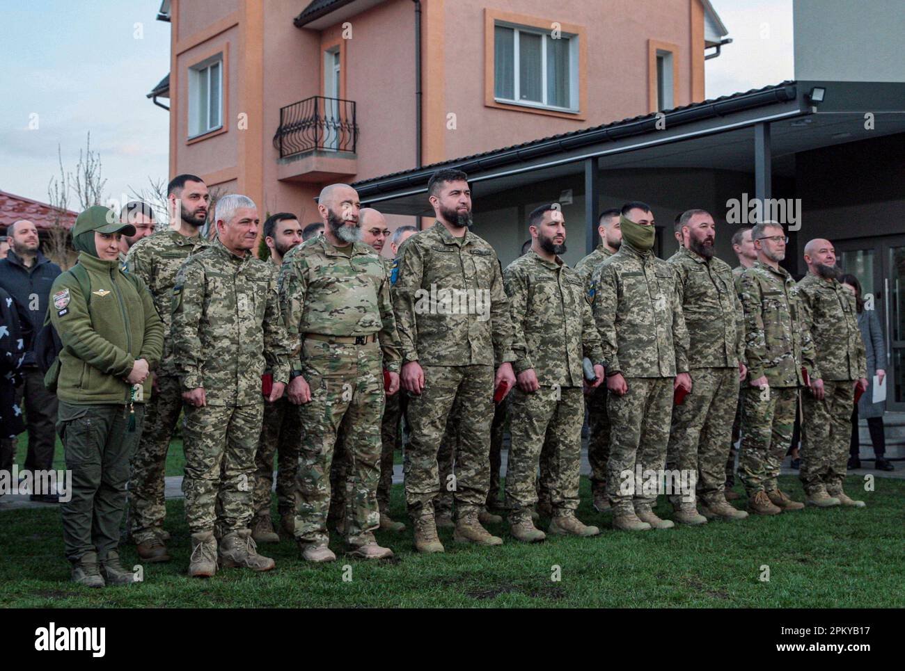 REGION KIEW, UKRAINE - 7. APRIL 2023 - muslimische Soldaten stellen sich während Iftar auf, einem Abendessen während des heiligen Monats Ramadan, an dem der Präsident von teilnimmt Stockfoto