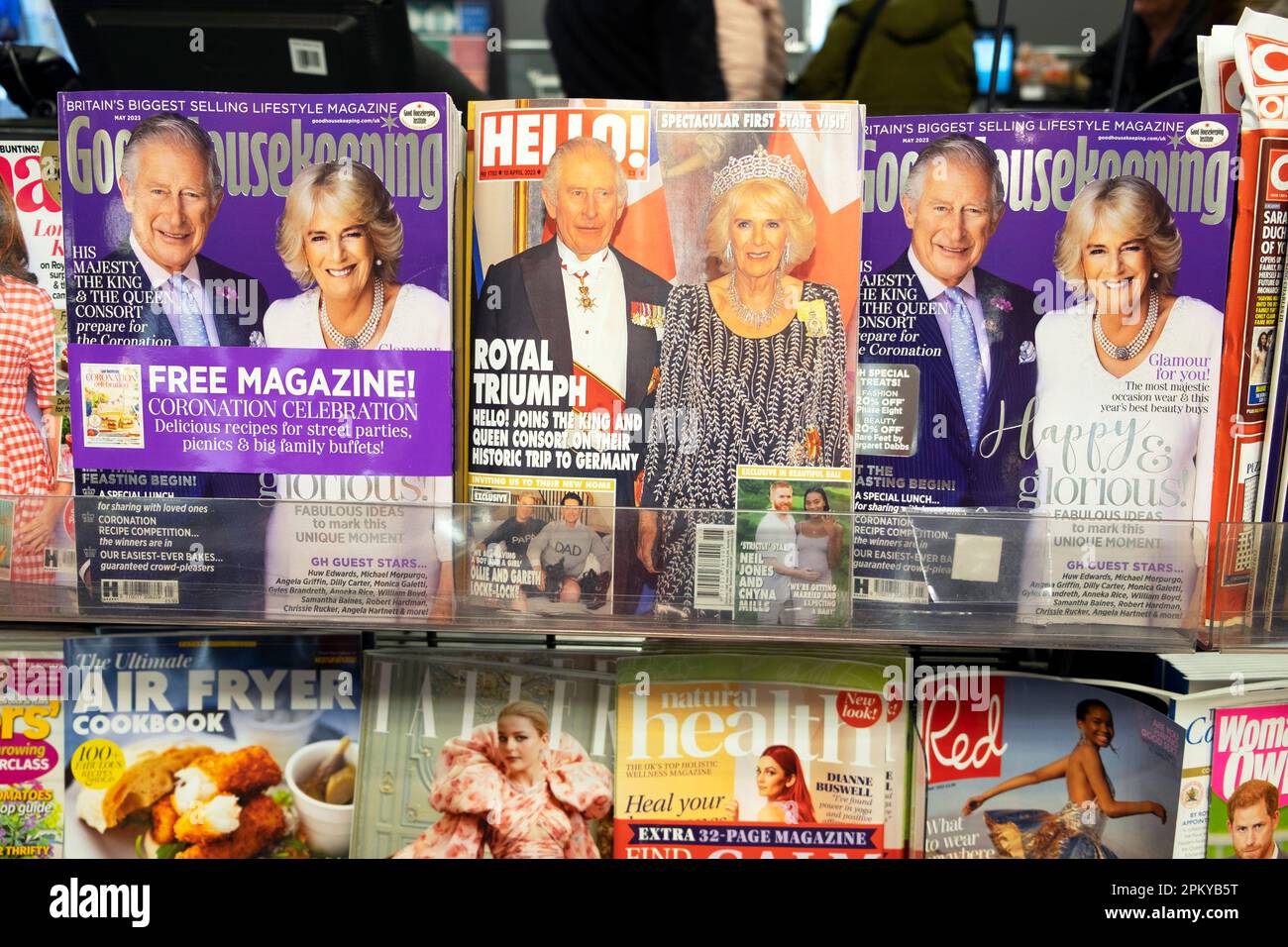 King Charles III. Und Queen Camilla zusammen auf dem Cover von HELLO und Good Housekeeping Magazinen im Magazinregal des Londoner Stores KATHY DEWITT Stockfoto