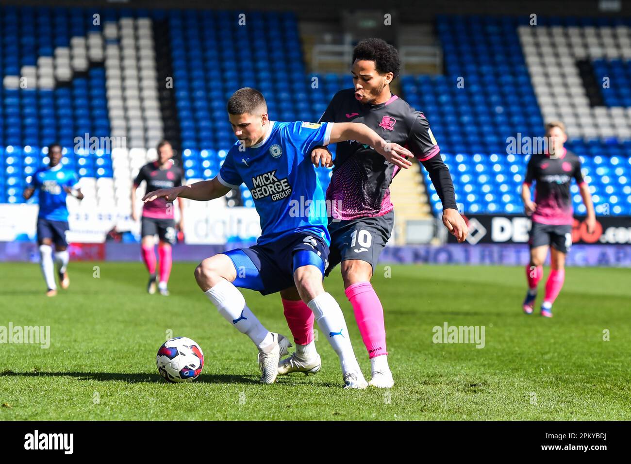 Ronnie Edwards (4 Peterborough United), herausgefordert von Sam Nombe (10 Exeter City) während des Spiels der Sky Bet League 1 zwischen Cambridge United und Fleetwood Town im R Costings Abbey Stadium, Cambridge, am Freitag, den 7. April 2023. (Foto: Kevin Hodgson | MI News) Guthaben: MI News & Sport /Alamy Live News Stockfoto