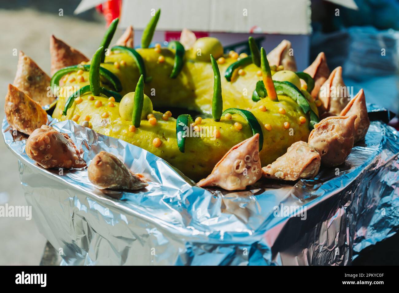 Samosas, ein traditionelles frittiertes Essen in Nepal und Indien. Diese Samosas sind auf der Straße von Kathmandu zu verkaufen. Stockfoto