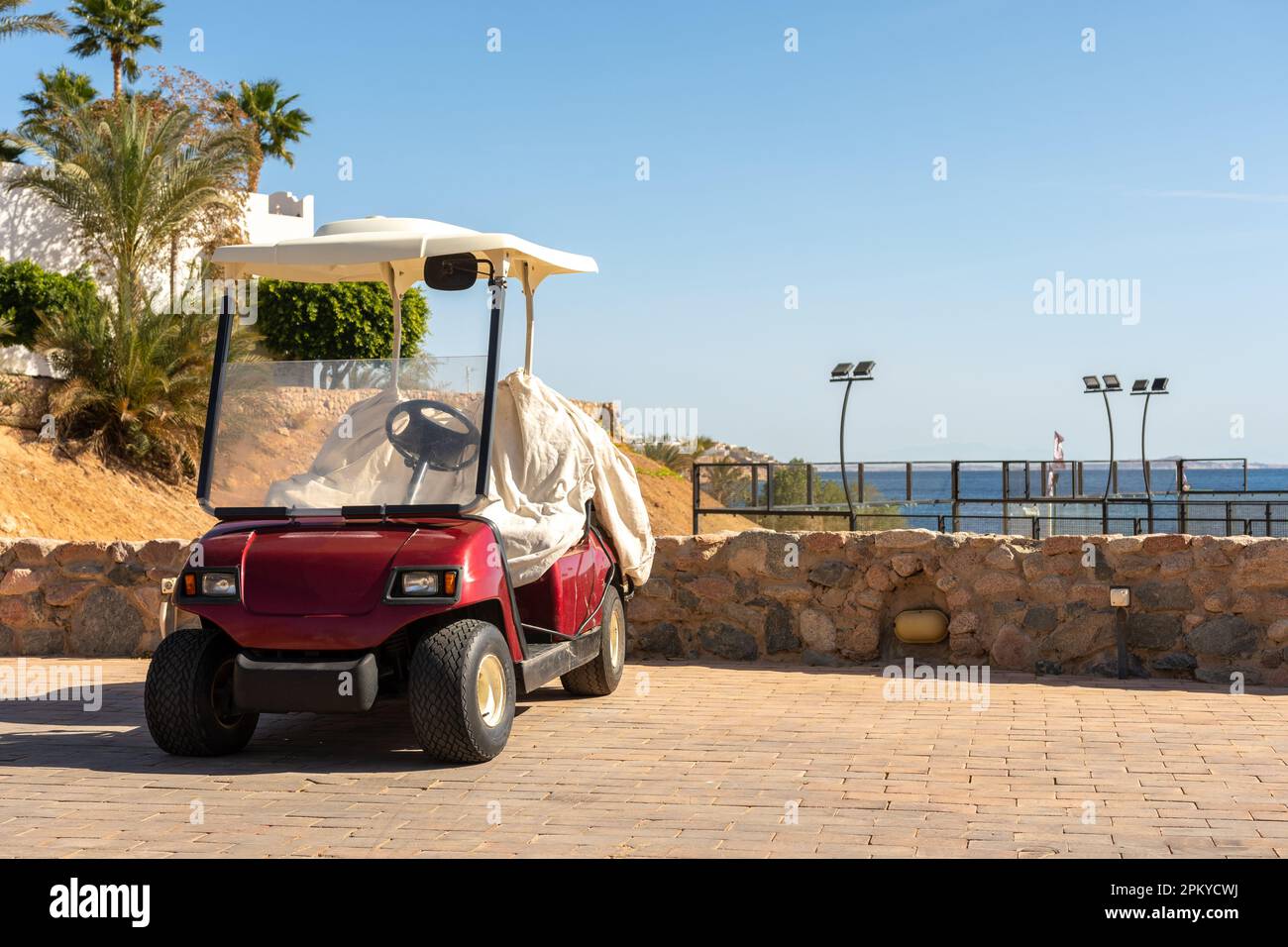 Ein kleines Elektroauto, das im Hotel einsatzbereit ist. Stockfoto