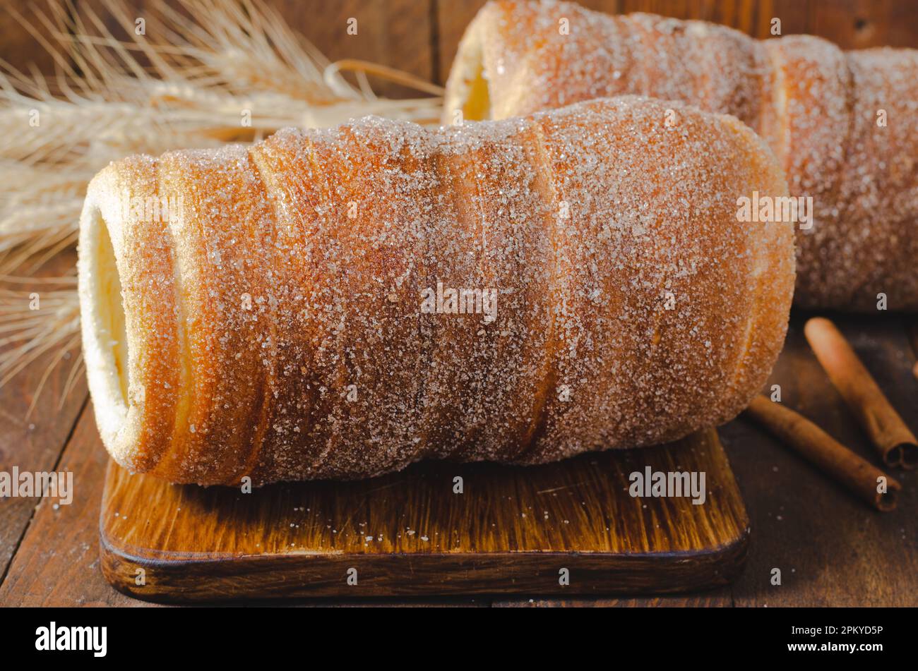 Kurtosh Kolach, traditionelles ungarisches und rumänisches Street Food, frisch gebackener Rollkuchen Stockfoto