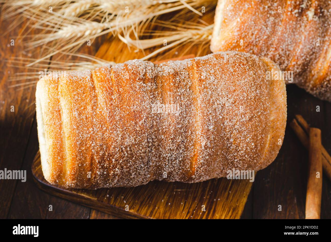 Kurtosh Kolach, traditionelles ungarisches und rumänisches Street Food, frisch gebackener Rollkuchen Stockfoto