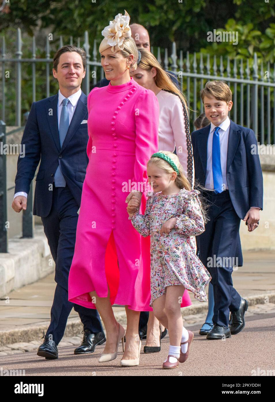 Windsor, England. UK. 09. April 2023. Edoardo Capelli Mozzi, Zara Tindall, Lena Tindall und Prince George besuchen den traditionellen Osterservice im S Stockfoto