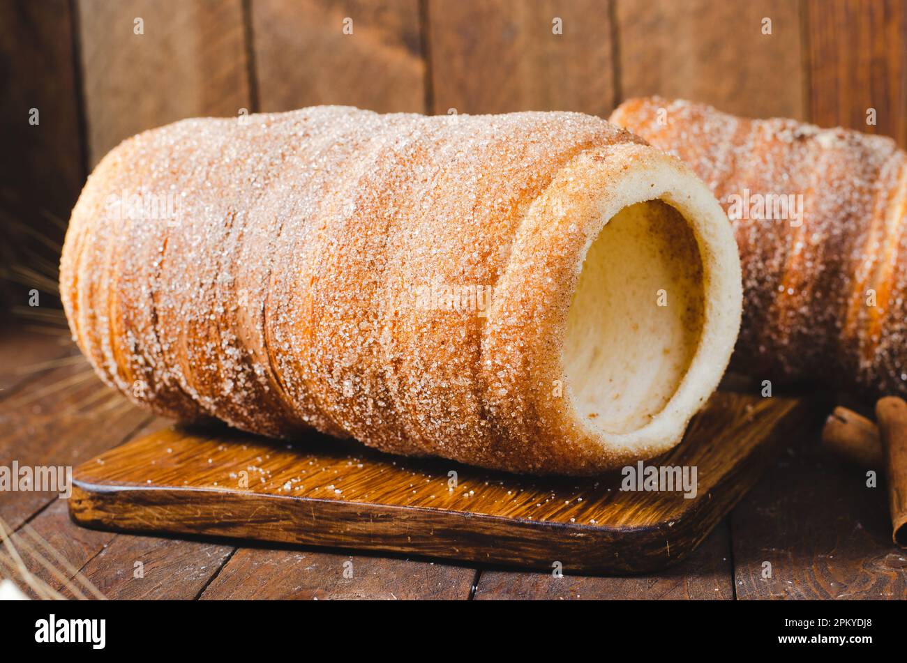 Kurtosh Kolach, traditionelles ungarisches und rumänisches Street Food, frisch gebackener Rollkuchen Stockfoto