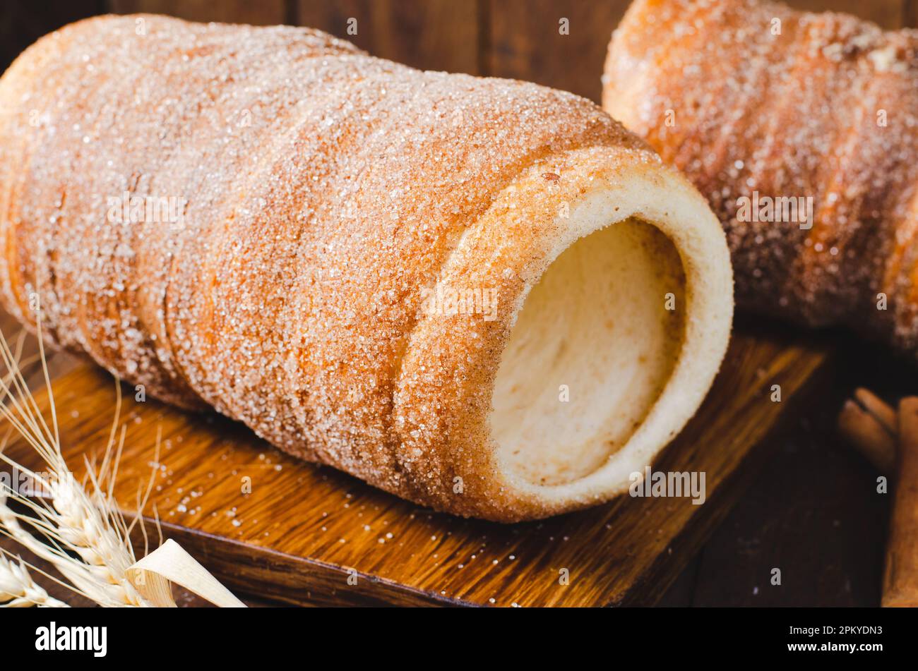 Kurtosh Kolach, traditionelles ungarisches und rumänisches Street Food, frisch gebackener Rollkuchen Stockfoto