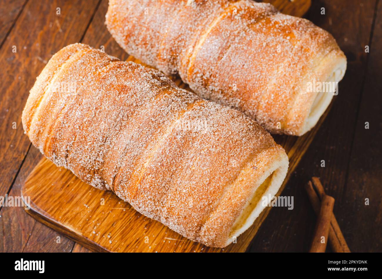 Kurtosh Kolach, traditionelles ungarisches und rumänisches Street Food, frisch gebackener Rollkuchen Stockfoto