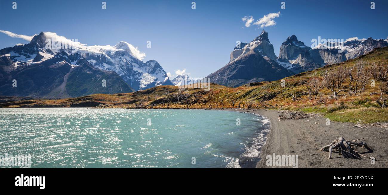 Nordenskjold-See mit den Gipfeln des Torres del Paine im Hintergrund, Patagonien, Chile. Stockfoto