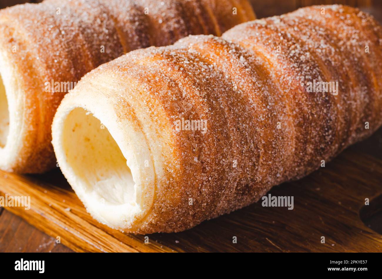 Kurtosh Kolach, traditionelles ungarisches und rumänisches Street Food, frisch gebackener Rollkuchen Stockfoto