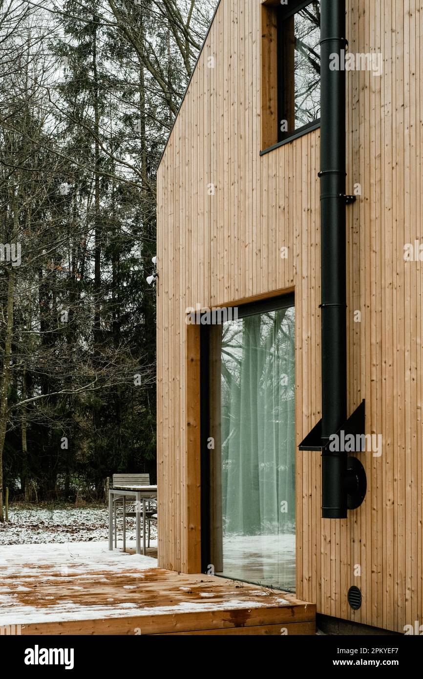 Erleben Sie die Schönheit und Nachhaltigkeit einer modernen CLT-Konstruktion mit diesem atemberaubenden Bild. Mit kreuzbeschichtetem Holz. Stockfoto