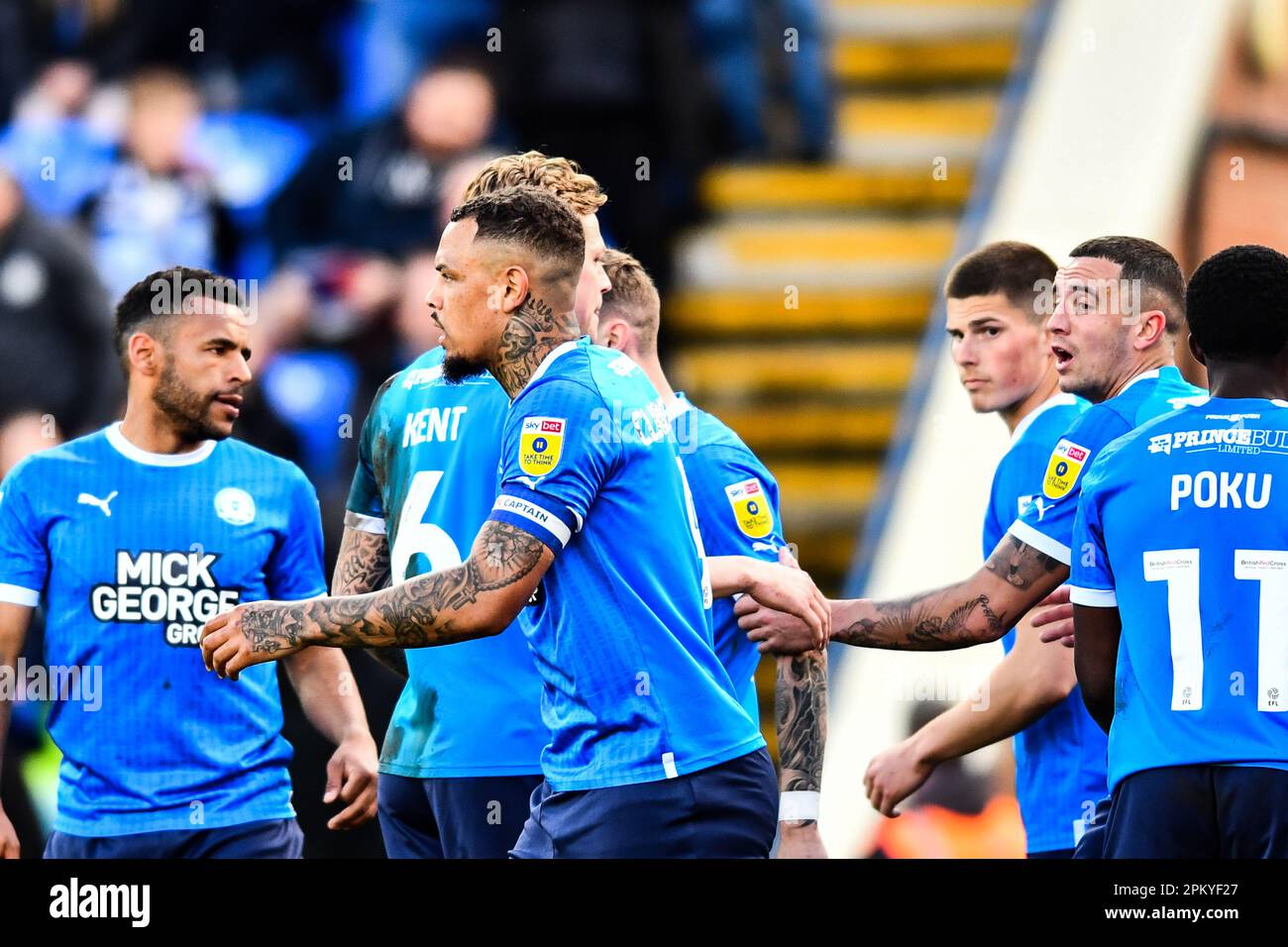 Jonson Clarke Harris (9 Peterborough United) feiert das dritte Tor des Teams mit Teamkollegen während des Spiels der Sky Bet League 1 zwischen Cambridge United und Fleetwood Town am Freitag, den 7. April 2023 im R Costings Abbey Stadium in Cambridge. (Foto: Kevin Hodgson | MI News) Guthaben: MI News & Sport /Alamy Live News Stockfoto