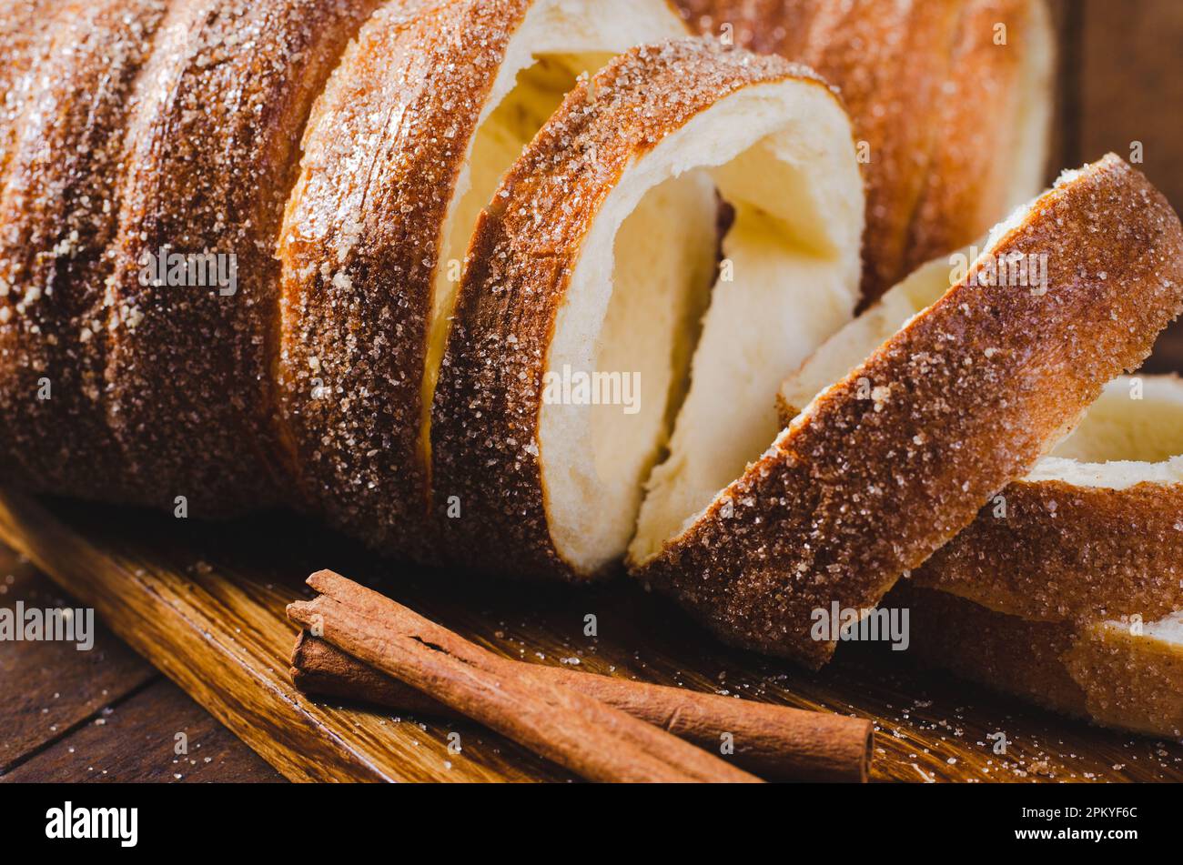 Kurtosh Kolach, traditionelles ungarisches und rumänisches Street Food, frisch gebackener Rollkuchen Stockfoto