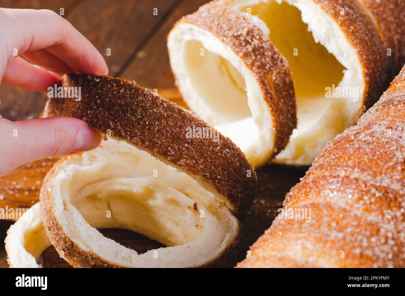 Kurtosh Kolach, traditionelles ungarisches und rumänisches Street Food, frisch gebackener Rollkuchen Stockfoto