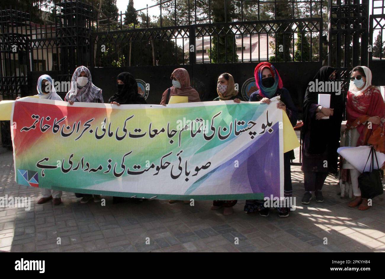 Mitglieder des Gemeinsamen Aktionsausschusses Universität Balochistan halten am Montag, den 10. April 2023, in Quetta vor der Versammlung von Balochistan eine Protestdemonstration gegen Finanzkrisen und die Nichtzahlung von Lehrergehältern ab. Stockfoto