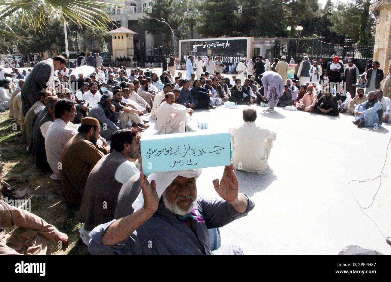 Mitglieder des Gemeinsamen Aktionsausschusses Universität Balochistan halten am Montag, den 10. April 2023, in Quetta vor der Versammlung von Balochistan eine Protestdemonstration gegen Finanzkrisen und die Nichtzahlung von Lehrergehältern ab. Stockfoto