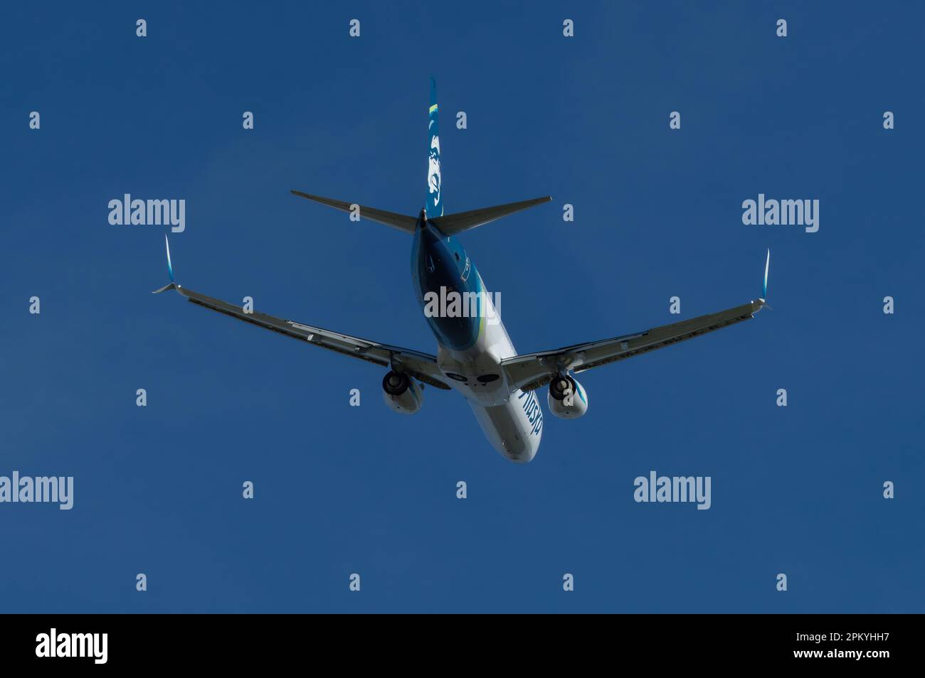 Flugzeuge von Alaska Airlines wurden kurz nach dem Abflug vom Hollywood Burbank Airport gezeigt. Stockfoto